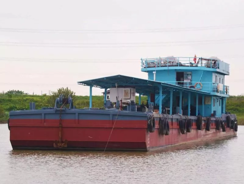 A3613 500吨钢制油趸船出售；总长43米，型宽8.2米，型深2.3米；建成日期2006年；证书齐全；船籍港和看船地点广西。