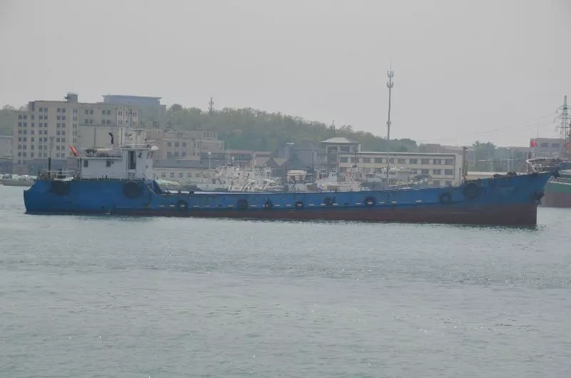 A3683 出售2001年造沿海供水船，49.6米长，8米宽，4米型深，参考载货量736t，4个货舱，水密舱盖型式，潍柴单机382KW，证书有效期到2028年，河北看船