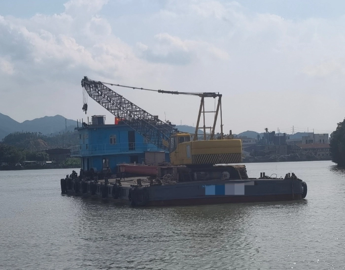 A4498 出售内河50吨浮吊，内河A级航区 总长：30.00m
​船长：29.60m满载水线长：29.60m船宽 10.48m 最大船宽：10.70m型深：1.80m ​最大船高：11.70m  1993年建造，ccs证书齐全，价格船东想卖70万。
​