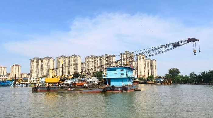 A4498 出售内河50吨浮吊，内河A级航区 总长：30.00m
​船长：29.60m满载水线长：29.60m船宽 10.48m 最大船宽：10.70m型深：1.80m ​最大船高：11.70m  1993年建造，ccs证书齐全，价格船东想卖70万。
​ (2)