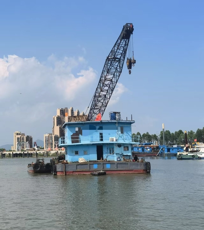 A4498 出售内河50吨浮吊，内河A级航区 总长：30.00m
​船长：29.60m满载水线长：29.60m船宽 10.48m 最大船宽：10.70m型深：1.80m ​最大船高：11.70m  1993年建造，ccs证书齐全，价格船东想卖70万。
​ (3)