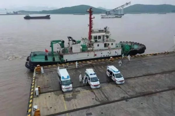 求购二手普通拖轮后甲板有起重设备，可以起重5吨左右，Ccs沿海航区证书