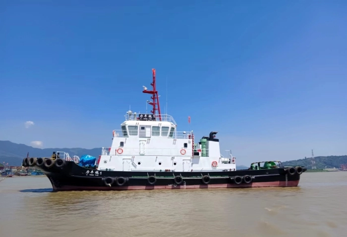 A4511 出售: 2500ps拖轮
船舶类型：普通拖船
建造完工: 2024/09.03
船级社：CCS
航区：近海
船舶尺寸:  33.3m/9.2m/4.1m
满载吃水:  3.2m
主机:潍柴功率/马力: 
 900kw*2台\1250ps*2台
副机潍柴:  90kw*2台
机舱自动化: BRC
航速平均: 12.6节
燃油舱: 119.268m³
淡水舱:  39.038m³
系柱拖力:  34.05T
奥玛报价1260万