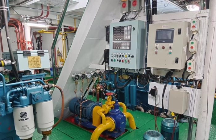 A4511 出售: 2500ps拖轮
船舶类型：普通拖船
建造完工: 2024/09.03
船级社：CCS
航区：近海
船舶尺寸:  33.3m/9.2m/4.1m
满载吃水:  3.2m
主机:潍柴功率/马力: 
 900kw*2台\1250ps*2台
副机潍柴:  90kw*2台
机舱自动化: BRC
航速平均: 12.6节
燃油舱: 119.268m³
淡水舱:  39.038m³
系柱拖力:  34.05T
奥玛报价1260万 (13)