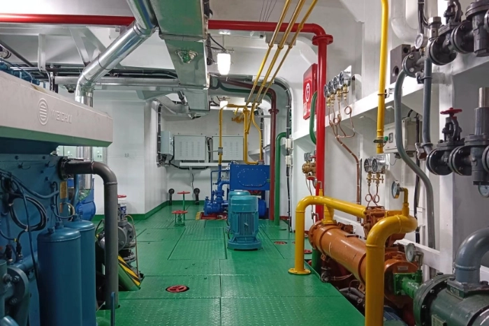 A4511 出售: 2500ps拖轮
船舶类型：普通拖船
建造完工: 2024/09.03
船级社：CCS
航区：近海
船舶尺寸:  33.3m/9.2m/4.1m
满载吃水:  3.2m
主机:潍柴功率/马力: 
 900kw*2台\1250ps*2台
副机潍柴:  90kw*2台
机舱自动化: BRC
航速平均: 12.6节
燃油舱: 119.268m³
淡水舱:  39.038m³
系柱拖力:  34.05T
奥玛报价1260万 (14)