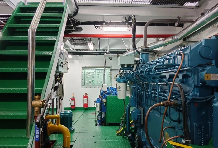 A4511 出售: 2500ps拖轮
船舶类型：普通拖船
建造完工: 2024/09.03
船级社：CCS
航区：近海
船舶尺寸:  33.3m/9.2m/4.1m
满载吃水:  3.2m
主机:潍柴功率/马力: 
 900kw*2台\1250ps*2台
副机潍柴:  90kw*2台
机舱自动化: BRC
航速平均: 12.6节
燃油舱: 119.268m³
淡水舱:  39.038m³
系柱拖力:  34.05T
奥玛报价1260万 (15)