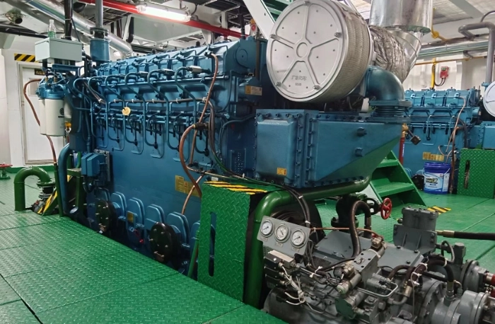 A4511 出售: 2500ps拖轮
船舶类型：普通拖船
建造完工: 2024/09.03
船级社：CCS
航区：近海
船舶尺寸:  33.3m/9.2m/4.1m
满载吃水:  3.2m
主机:潍柴功率/马力: 
 900kw*2台\1250ps*2台
副机潍柴:  90kw*2台
机舱自动化: BRC
航速平均: 12.6节
燃油舱: 119.268m³
淡水舱:  39.038m³
系柱拖力:  34.05T
奥玛报价1260万 (8)