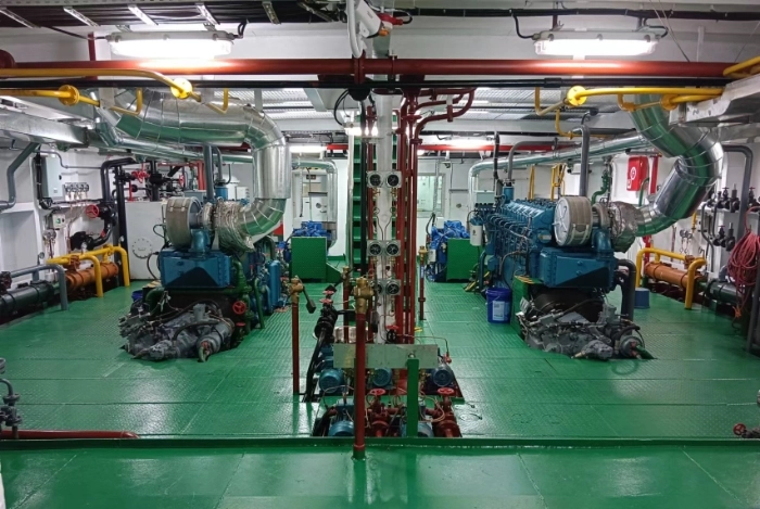 A4511 出售: 2500ps拖轮
船舶类型：普通拖船
建造完工: 2024/09.03
船级社：CCS
航区：近海
船舶尺寸:  33.3m/9.2m/4.1m
满载吃水:  3.2m
主机:潍柴功率/马力: 
 900kw*2台\1250ps*2台
副机潍柴:  90kw*2台
机舱自动化: BRC
航速平均: 12.6节
燃油舱: 119.268m³
淡水舱:  39.038m³
系柱拖力:  34.05T
奥玛报价1260万 (9)