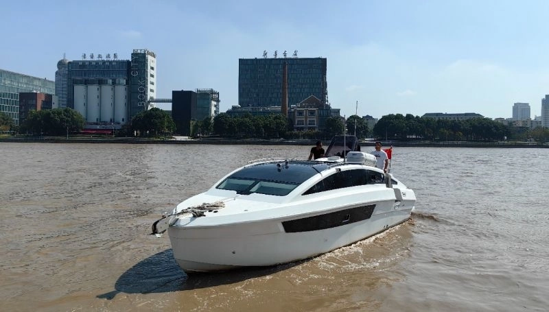 A3980 2017年毅宏30尺游艇水星QSD-130匹，奥南4KW发电机，CCS三类证书可全国过户游艇和游船的结合体。前全封闭仓设计，外置操控台，内部卡拉ok保障，带内卫生间，KTV船型带艇软包空间宽敞。