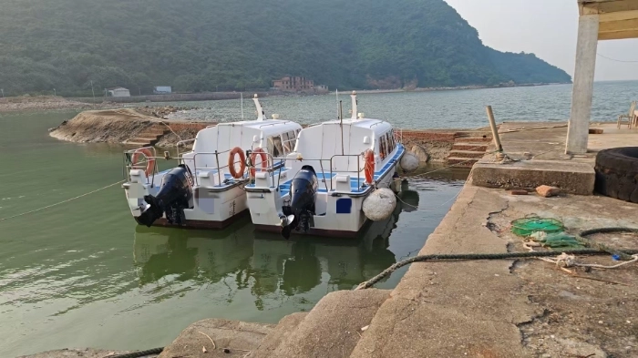 A4175 低价转让8.2米交通船，配铃木175马力，机器使用不到300小时，适合湖景旅游观光休闲，便宜处理。 (2)