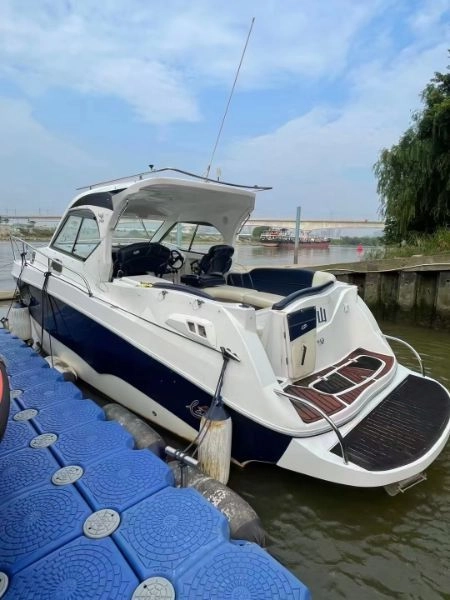 A2971 出售欧洲进口带舱游艇西班牙LEMA810，船长8.2M，船宽2.9M，船重2850kg，房间内高度1.9M，2台水星柴油机共260匹，极速28节，淡水仅使用120小时，配置包含冷暖空调，海图机，高频对讲机，微波炉，电磁炉，电冰箱，音响，厕所，鱼竿插座。2018年上牌，带三证。 (2)