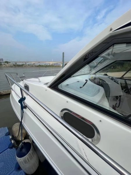 A2971 出售欧洲进口带舱游艇西班牙LEMA810，船长8.2M，船宽2.9M，船重2850kg，房间内高度1.9M，2台水星柴油机共260匹，极速28节，淡水仅使用120小时，配置包含冷暖空调，海图机，高频对讲机，微波炉，电磁炉，电冰箱，音响，厕所，鱼竿插座。2018年上牌，带三证。 (3)