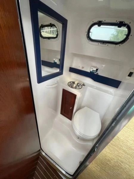 A2971 出售欧洲进口带舱游艇西班牙LEMA810，船长8.2M，船宽2.9M，船重2850kg，房间内高度1.9M，2台水星柴油机共260匹，极速28节，淡水仅使用120小时，配置包含冷暖空调，海图机，高频对讲机，微波炉，电磁炉，电冰箱，音响，厕所，鱼竿插座。2018年上牌，带三证。 (6)