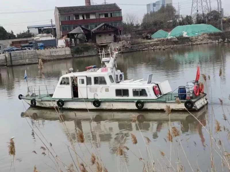 A3286 出售内河a级航区交通船一艘，2003年建造，zc船检，重庆康明斯柴油237kw主机一台，玻璃钢材质，江苏省看船！