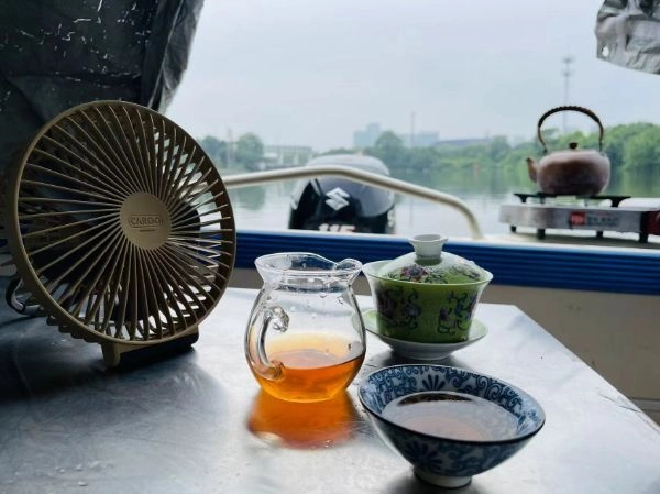 A2816 出售铝合金5.6米钓鱼艇，铃木115四冲电喷，带救援牌，带拖车，船况好，回来不用投资，随时可以玩。 (8)