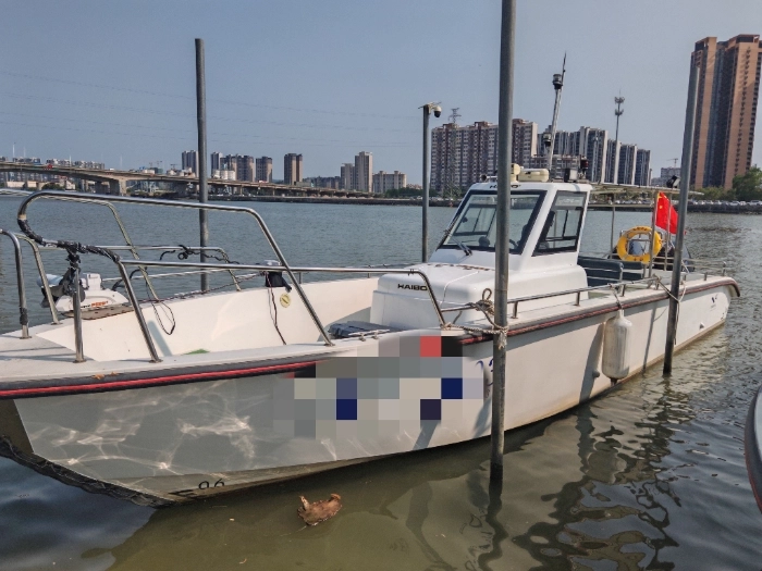 A4324 出售11.2米珠海飞驰双机300钓鱼艇一条，宽2.78米，额定人数10人，2023年建造，ccs四类艇，水星300挂机两台，100小时，准新艇，便宜处理。29万