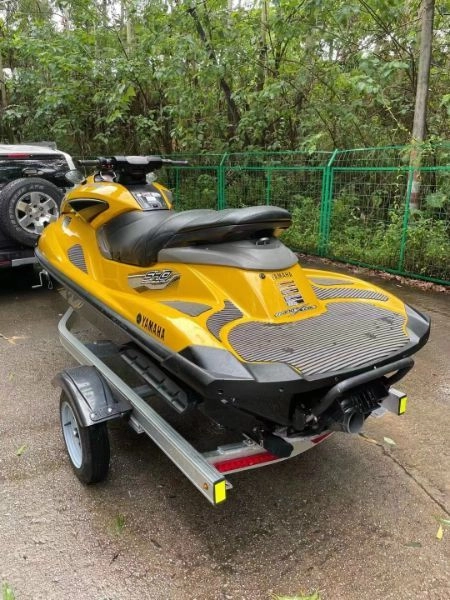 A2850 出售精品雅马哈FZS雅马哈1.8t摩托艇，实表62小时，纯淡水使用，保养极佳，动力迅爆源源不绝，飞人与玩家专用。 (3)