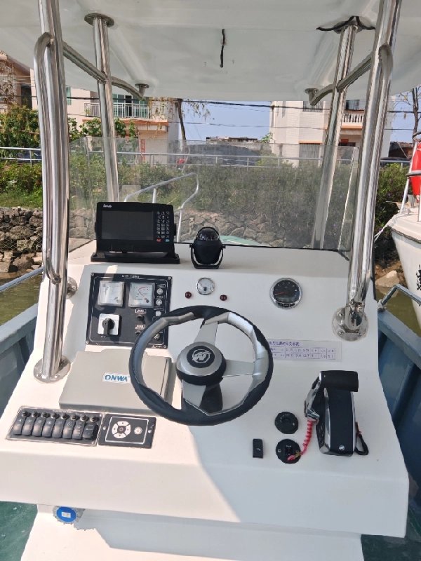 A4321 出售珠海飞驰玻璃钢钓鱼艇，长9.28米	宽2.4米，2024年9月建造，水星300白色机器，高速机。机器100小时，ccs四类，带雷达和夜航，准新艇，全网明盘18万，低价处理！ (12)