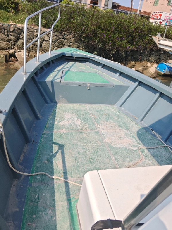 A4321 出售珠海飞驰玻璃钢钓鱼艇，长9.28米	宽2.4米，2024年9月建造，水星300白色机器，高速机。机器100小时，ccs四类，带雷达和夜航，准新艇，全网明盘18万，低价处理！ (7)