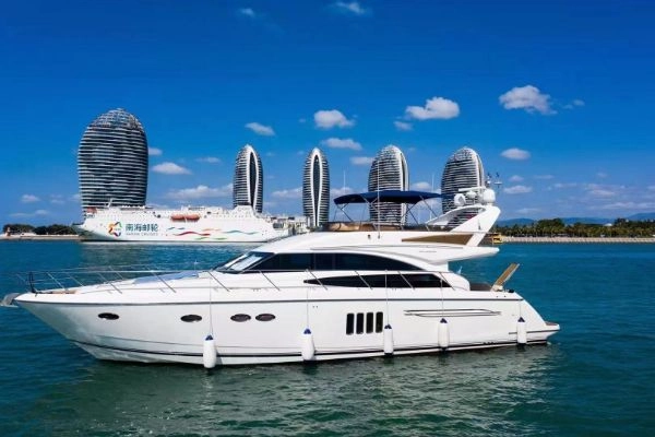 L190 英国公主PRINCESS62呎飞桥游艇出让，2013年完工，进口Caterpillar1016HP发动机两台，最高航速31节，底舱五间卧室 三个洗手间两个客厅 独立厨房，内饰满满的英式贵族风，传承百年的英国皇家工艺，整船保养非常好 船尾带登船梯，CCS证书齐全可全国过户！原价3000w现价650w

​ (2)