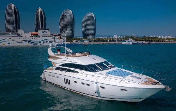 L190 英国公主PRINCESS62呎飞桥游艇出让，2013年完工，进口Caterpillar1016HP发动机两台，最高航速31节，底舱五间卧室 三个洗手间两个客厅 独立厨房，内饰满满的英式贵族风，传承百年的英国皇家工艺，整船保养非常好 船尾带登船梯，CCS证书齐全可全国过户！原价3000w现价650w

​ (3)