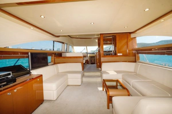 L190 英国公主PRINCESS62呎飞桥游艇出让，2013年完工，进口Caterpillar1016HP发动机两台，最高航速31节，底舱五间卧室 三个洗手间两个客厅 独立厨房，内饰满满的英式贵族风，传承百年的英国皇家工艺，整船保养非常好 船尾带登船梯，CCS证书齐全可全国过户！原价3000w现价650w

​ (7)