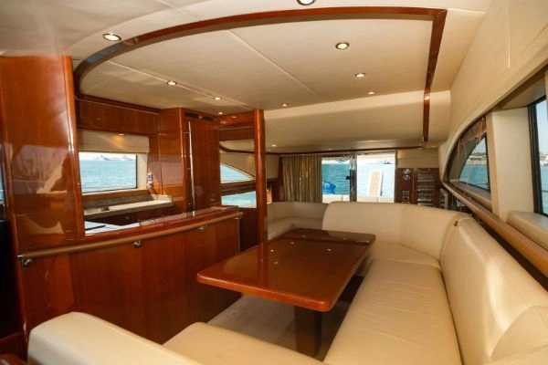 L190 英国公主PRINCESS62呎飞桥游艇出让，2013年完工，进口Caterpillar1016HP发动机两台，最高航速31节，底舱五间卧室 三个洗手间两个客厅 独立厨房，内饰满满的英式贵族风，传承百年的英国皇家工艺，整船保养非常好 船尾带登船梯，CCS证书齐全可全国过户！原价3000w现价650w

​ (9)