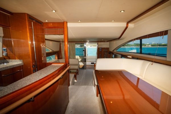 L190 英国公主PRINCESS62呎飞桥游艇出让，2013年完工，进口Caterpillar1016HP发动机两台，最高航速31节，底舱五间卧室 三个洗手间两个客厅 独立厨房，内饰满满的英式贵族风，传承百年的英国皇家工艺，整船保养非常好 船尾带登船梯，CCS证书齐全可全国过户！原价3000w现价650w

​ (10)