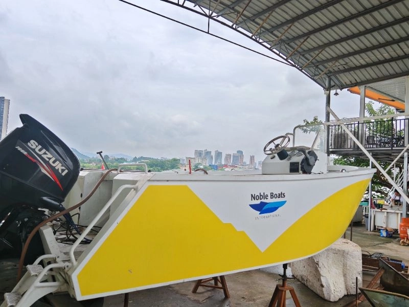 A3995 澳洲乐宝铝合金5.5米豪华钓鱼艇，全新库存艇。铃木115四冲电喷机器，机器1小时。精品艇。明盘7.8万