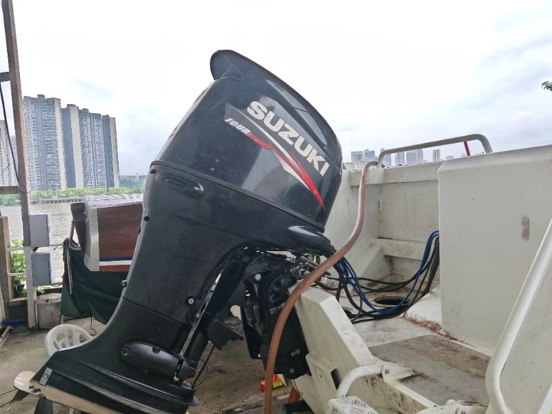 A3995 澳洲乐宝铝合金5.5米豪华钓鱼艇，全新库存艇。铃木115四冲电喷机器，机器1小时。精品艇。明盘7.8万 (2)