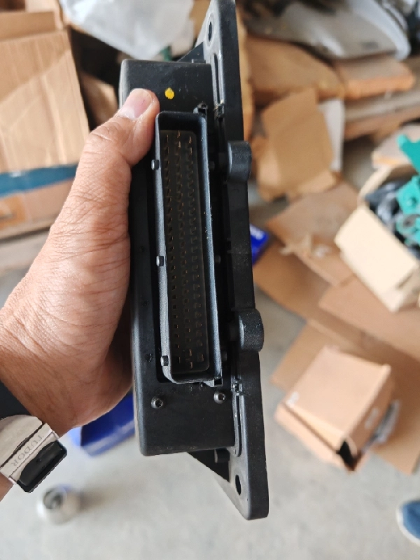 A4411 出售全新库存沃尔沃D6 柴油370马力齿轮箱，螺旋桨，电脑版，操控盒，仪表，全新库存配件，广州提货。 (14)