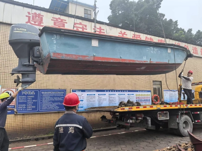 A4215 出一套雅马哈115马力机器和7米多船壳,打包转让!机器保养得好,马力足,性能稳定。船壳用料扎实,设计合理,能适应各种水域。原本高价购置,现在只求速出,价格好商量,想拥有自己的海上座驾,就别错过!
