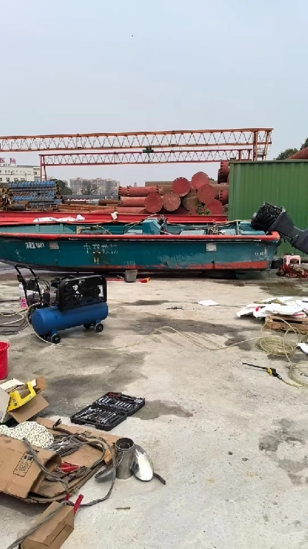 A4215 出一套雅马哈115马力机器和7米多船壳，打包转让！机器保养得好，马力足，性能稳定。船壳用料扎实，设计合理，能适应各种水域。原本高价购置，现在只求速出，价格好商量，想拥有自己的海上座驾，就别错过！ (3)