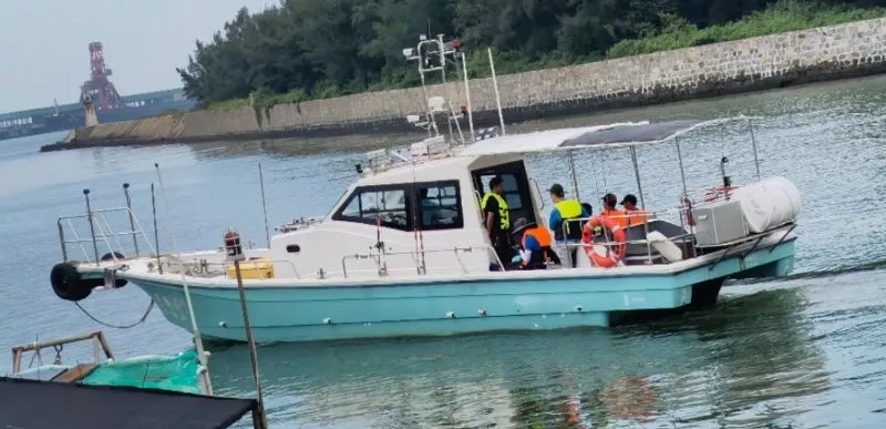 A3422 出售43尺派雷特玻璃钢钓鱼艇一艘，14.26米长，宽2.9米，主机铃木300两台，400小时，带1.5匹水冷空调，2022年4月建造，ccs证书，全国落户！明盘78万 (2)