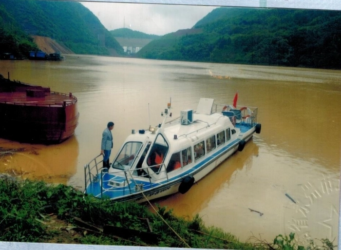 A4115 出售内河B级高速客船一艘，最大船员人数1人 乘客人数 26 人	，建造完工日期2013-04-07，船体部分
总长 13.8米，船宽	2.53	米最大船宽，2.85米，zc证书齐全，奥玛明盘12 万！