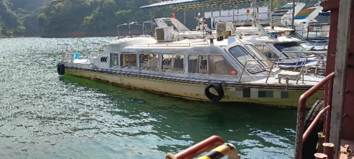 A4115 出售内河B级高速客船一艘，最大船员人数1人 乘客人数 26 人	，建造完工日期2013-04-07，船体部分
总长 13.8米，船宽	2.53	米最大船宽，2.85米，zc证书齐全，奥玛明盘12 万！ (2)