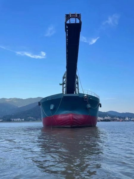 A2823 出售2017年11000吨沿海自卸砂船，船尺寸112X23.3x7   主机潍柴1900马力俩台！卸砂1600马力！船保养的非常好，即买即用！