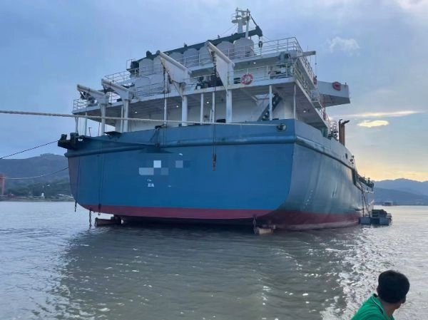 A2823 出售2017年11000吨沿海自卸砂船，船尺寸112X23.3x7   主机潍柴1900马力俩台！卸砂1600马力！船保养的非常好，即买即用！ (2)