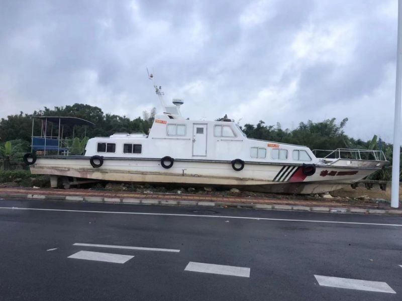 A3117 退役艇,船长18米,宽。4米,不带天线船高4米,天线2.3米,重18吨,动力两台斯太尔,每台200马力,l台美图产发电机组13千瓦!明盘16万!广西看船