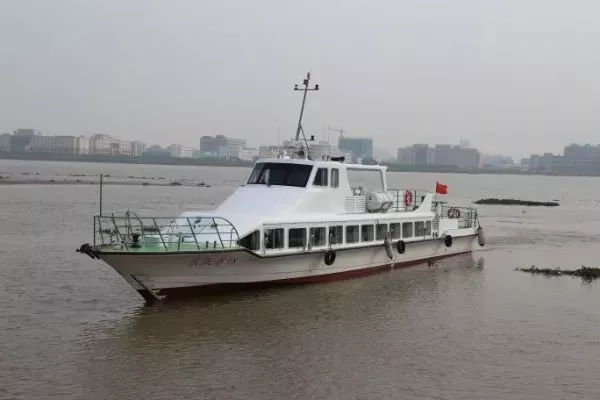 A3891 沿海交通船 2017年江龙船厂造  CCS证书齐全 乘员12人 配员2人 潍柴主机375匹双机 航速24节 船长26米宽4.8米 雷达设备保养好！