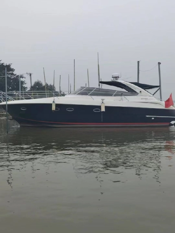A4536 出售德国造Bavaria 37 Sport游艇，ccs三类，2009年1月完工，德国Bavaria Yachtbau GmbH造，尺寸：长11.77m、宽3.99m、型深1.54m，干舷810mm 动力：两台沃尔沃D4 260A - C主机（2008年1月造，191kW、750r/min ），2个DPH - A齿轮箱其他：乘员12人，水线长10.08米
德国工艺，性能配置佳，适合休闲巡航。有意联系看艇，开启海上之旅。