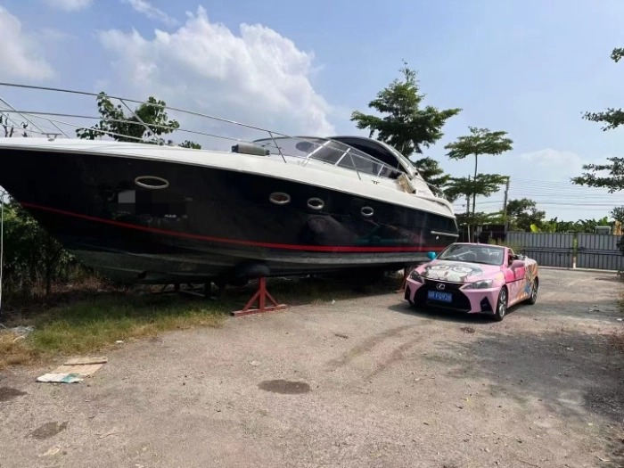 A4536 出售德国造Bavaria 37 Sport游艇，ccs三类，2009年1月完工，德国Bavaria Yachtbau GmbH造，尺寸：长11.77m、宽3.99m、型深1.54m，干舷810mm 动力：两台沃尔沃D4 260A - C主机（2008年1月造，191kW、750r/min ），2个DPH - A齿轮箱其他：乘员12人，水线长10.08米
德国工艺，性能配置佳，适合休闲巡航。有意联系看艇，开启海上之旅。 (2)