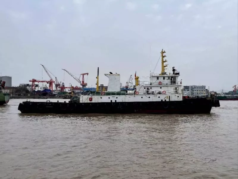 A3937 出售一艘3600马力近海航区普通拖轮一艘，长43米，宽10米，深4.3米，主机1323kw两台，1990年建造，zc证件齐全，奥玛明盘290万