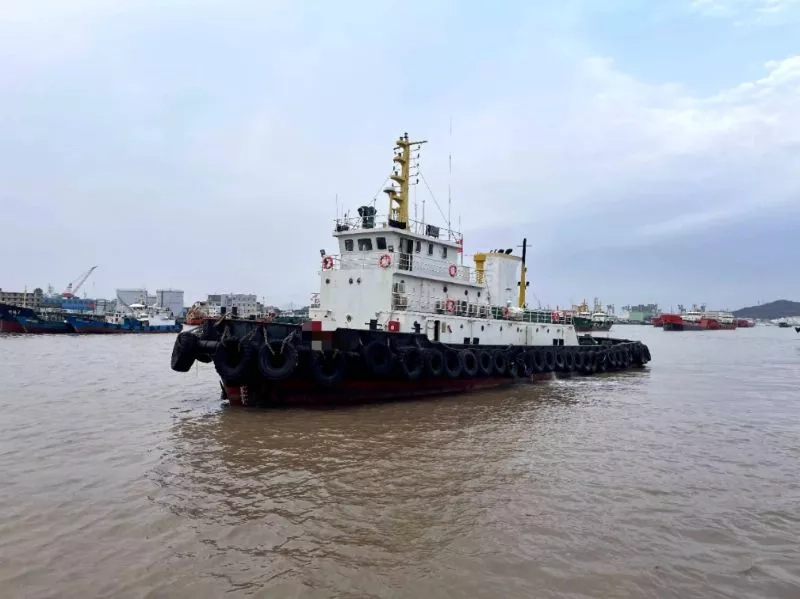 A3937 出售一艘3600马力近海航区普通拖轮一艘，长43米，宽10米，深4.3米，主机1323kw两台，1990年建造，zc证件齐全，奥玛明盘290万 (4)