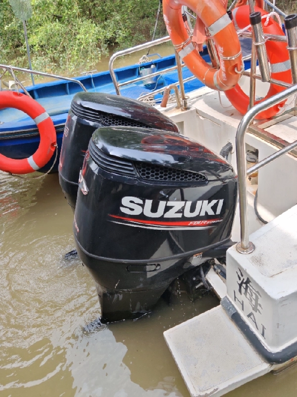 A4363 出售铃木250挂机一对，标准轴，正反桨，不锈钢螺旋桨，精品机几十个小时，带液压方向，带操控盒，仪表，整套出售。两台打包明盘17万