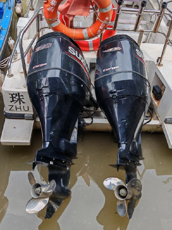 A4363 出售铃木250挂机一对，标准轴，正反桨，不锈钢螺旋桨，精品机几十个小时，带液压方向，带操控盒，仪表，整套出售。两台打包明盘17万 (5)