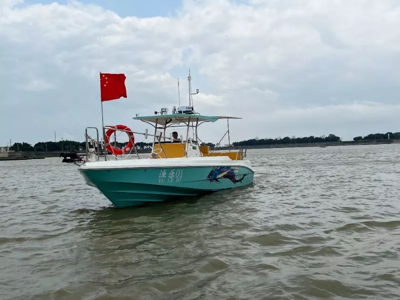 A3586 出售京穗uf 28钓鱼艇，雅马哈双机200匹，机器500小时，2022年4月落水，两台顶流机，150安锂电池，两台外置汽油发电机，两个水下灯。ccs证书，全国落户，广东看船。 (3)