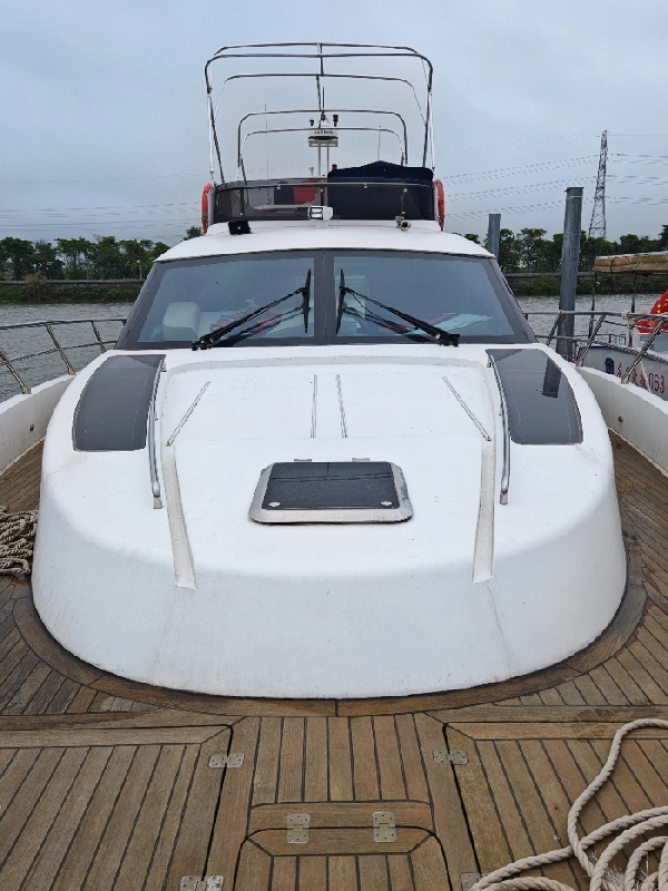A4426 出售海星48尺飞桥游艇一艘，2020年建造，ccs三类游艇证书，主机沃尔沃D6 440马力底轴机器两台，共880马力，机器使用时间470小时，使用的时间非常少，整船游艇设备一应俱全，手续齐全。全新400多万，现在280万处理。 (4)