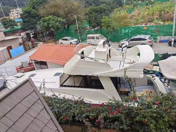 A4142 进口钓鱼艇，船长12米柴油双机底触配备发电机不到300小时。上驾驶台深V波浪。带发票无证 (3)