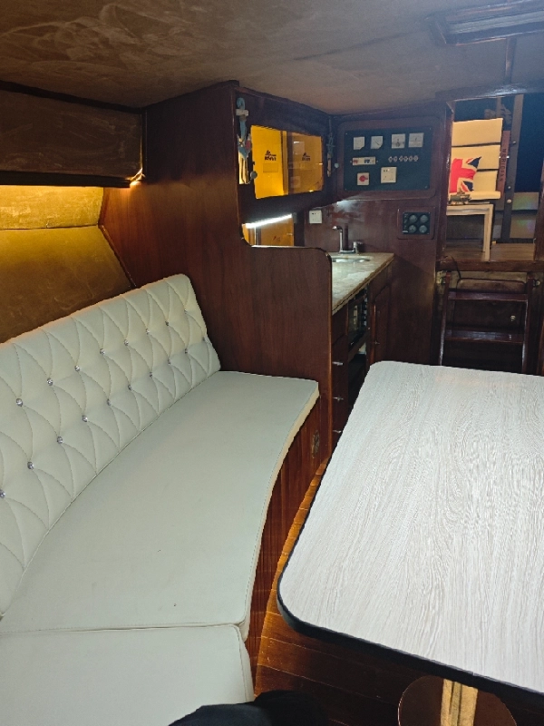 A4142 进口钓鱼艇，船长12米柴油双机底触配备发电机不到300小时。上驾驶台深V波浪。带发票无证 (5)
